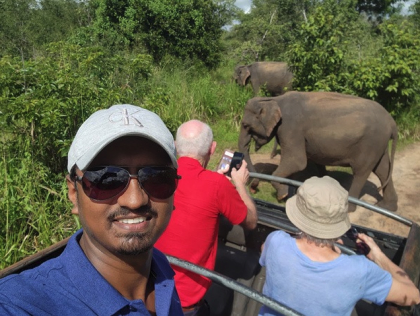 スリランカのサファリを楽しむ旅行者とドライバー